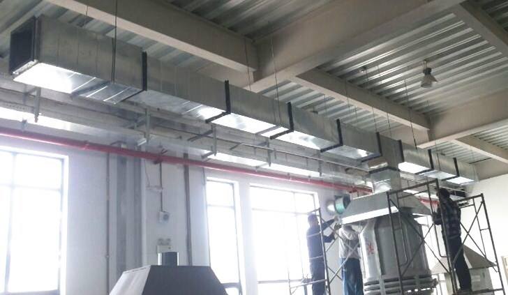 五星級酒店的防火與防排煙系統(tǒng) 上次簡單介紹了山東金光集團(tuán)通過公平競標(biāo)方式獲得通州區(qū)五星級酒店的整體中央空調(diào)從通風(fēng)，制冷，防排煙等工程的安裝施工，那么今天說一下酒店的防火與防排煙系統(tǒng)。當(dāng)然離不開消防排煙風(fēng)機(jī)和防排煙防火閥設(shè)備的。 通風(fēng)空調(diào)系統(tǒng)原則上按使用功能及防火分區(qū)劃分為若干系統(tǒng)，風(fēng)管穿越防火分區(qū)及變形縫等處設(shè)電動(dòng)排煙